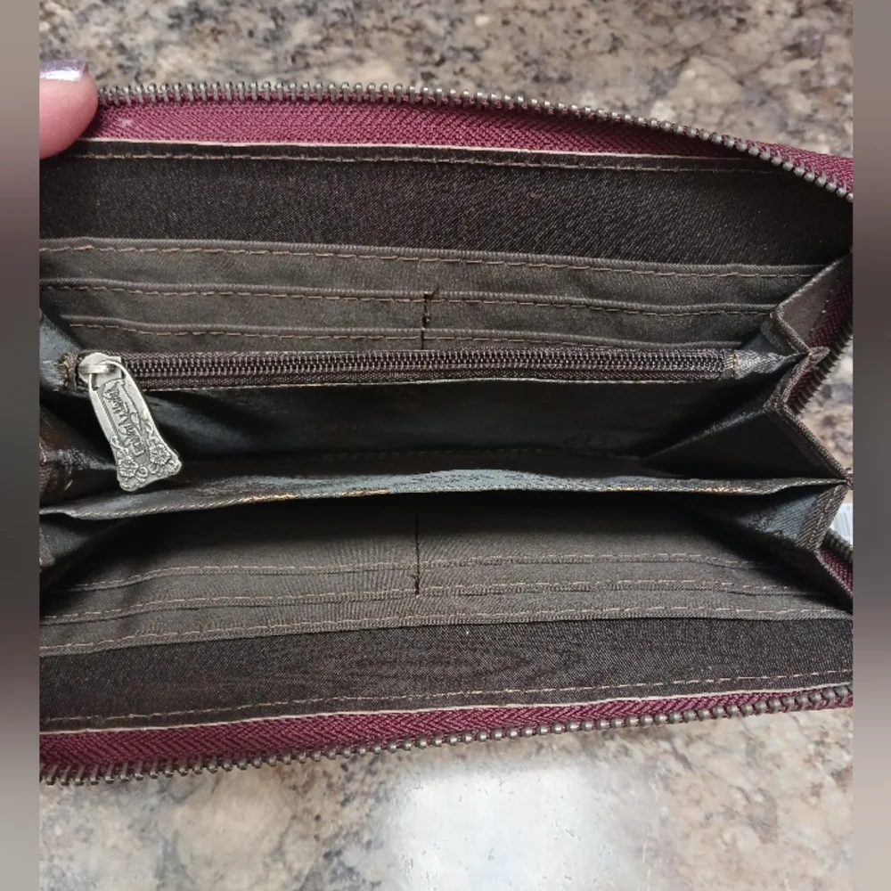 New Montana West Trinty Ranch Tooled Design Elegant Burgundy Leather Wallet - Picture 3 of 3